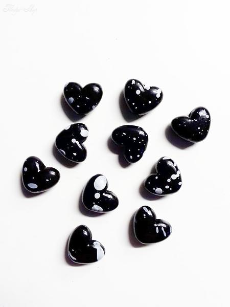 10 schwarze Herz Perlen mit Farbklecksen